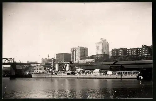 Fotografie unbekannter Fotograf, Ansicht Tacoma / Washington, Kriegsschiff hat am Dock festgemacht