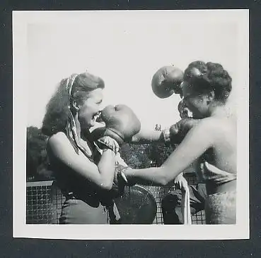 Fotografie Boxen - Frauenboxen, Frauen mit Boxhandschuhen holen zum Schlag aus