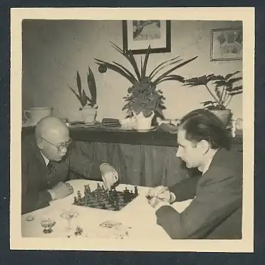 Fotografie Schach - Schachspiel, Herren spielen eine Runde Schach, Chess, Chessmatch