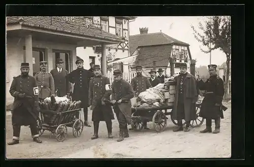 Foto-AK Grafenwöhr, Französische Kriegsgefangene mit beladenen Holzwägen