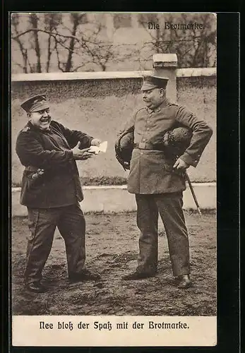 AK Beleibte Soldaten in Feldgrau scherzen mit einer Brotmarke