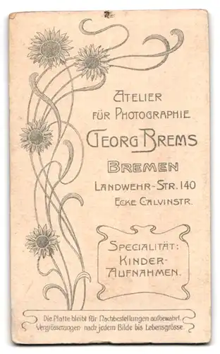 Fotografie G. Brems, Bremen, Landwehrstr. 40, Portrait junger Mann elegant im Anzug mit Zeitschrift in der Hand