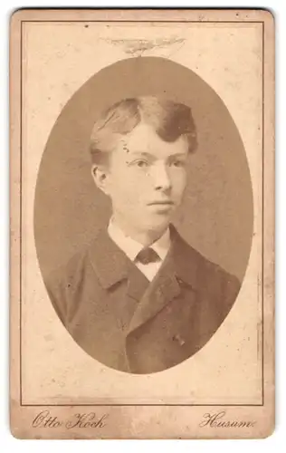 Fotografie Otto Koch, Husum, Portrait Bube mit Seitenscheitel im Jackett