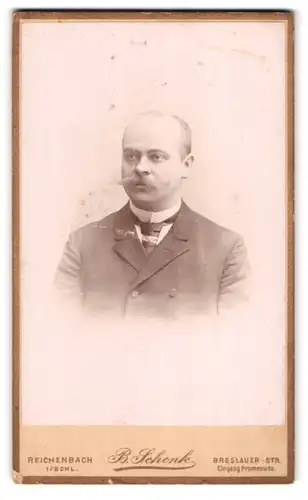 Fotografie R. Schenk, Reichenbach i. Schl., Breslauerstr., Portrait stattlicher Herr mit Schnurrbart