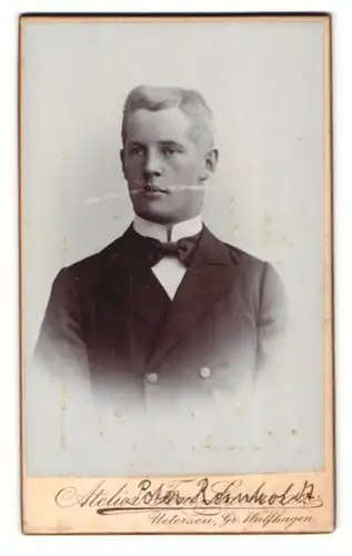 Fotografie Ferd. Lavorenz, Uetersen, Portrait junger blonder Mann mit Fliege im Jackett