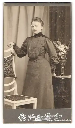 Fotografie Gustav Rasch, Schleswig, Bismarckstr., Portrait bildschönes Fräulein im prachtvollen Kleid
