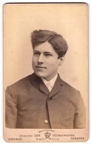 Fotografie Jacob A. Bödewadt, Tondern, Portrait junger charmanter Mann im Jackett
