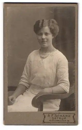 Fotografie A. F. Schark, Satrup, Portrait bildschönes Fräulein im weissen Kleid mit eleganter Halskette