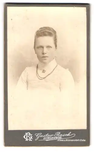 Fotografie Gustav Rasch, Schleswig, Bismarckstr., Portrait bildschöne junge Frau mit Brosche und Halskette