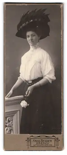 Fotografie Hans Bender, Bremen, Lützowstr. 65, Portrait bildschöne Frau mit interessantem Hut und Blume in der Hand