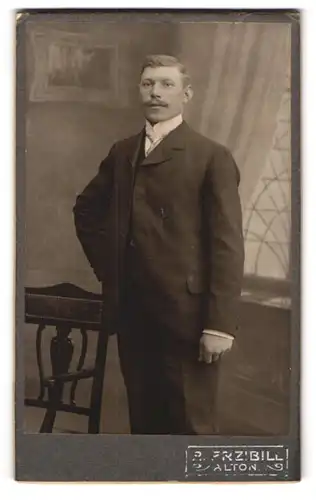 Fotografie R. Prizibill, Altona, Reichenstr. 198, Portrait stattlicher junger Mann mit Schnurrbart im Anzug