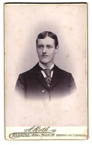 Fotografie A. Roth, Hamburg, Alter Wall 26, Portrait junger charmanter Mann mit Krawatte im eleganten Jackett