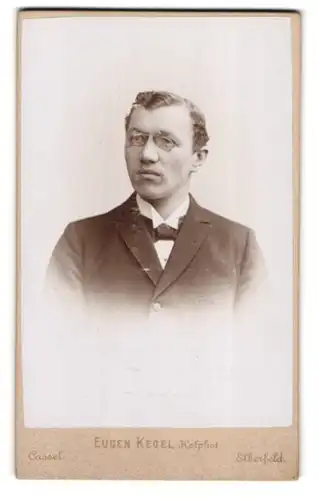 Fotografie Eugen Kegel, Cassel, Gr. Rosenstr. 5, Portrait Carl Schicke als junger Mann mit Zwicker im eleganten Jackett