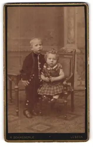 Fotografie H. Schwegerle, Lübeck, Breitestr. 31, Portrait bildhübsches Kinderpaar in niedlicher Kleidung