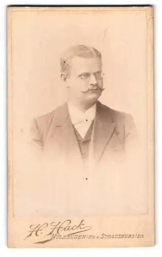 Fotografie H. Hack, Mülhausen i. Els., Alt St. Peter-Platz, Portrait charmanter Herr mit Zwicker und Schnurrbart