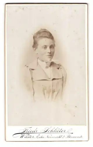 Fotografie Friedr. Schlüter, Wilster, Blumenstr., Portrait bildschönes Fräulein mit Dutt in eleganter Bluse