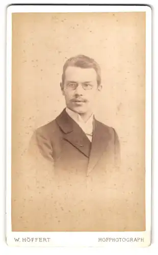 Fotografie W. Höffert, Düsseldorf, Alleestr. 40, Portrait junger Mann mit Schnurrbart und Zwicker