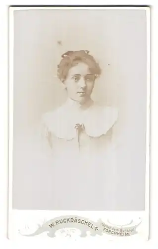 Fotografie W. Ruckdäschel, Forchheim, Portrait bildschönes Fräulein mit Haarschleife und Schleife am Blusenkragen