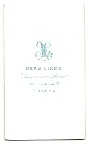 Fotografie Ferm. Linde, Lübeck, Johannisstr. 31, Portrait einer elegant gekleideten jungen Frau
