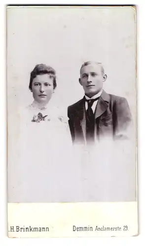 Fotografie H. Brinkmann, Demmin, Anclamerstr. 29, Portrait eines elegant gekleideten Paares