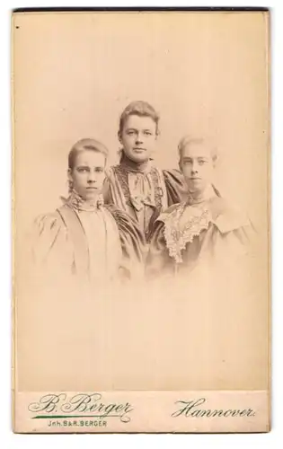 Fotografie B. Berger, Hannover, Schillerstr. 34a, Portrait drei bildschöne junge Frauen in eleganten Kleidern