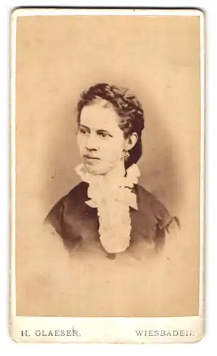 Fotografie H. Glaeser, Wiesbaden, Taunusstr. 19, Portrait dunkelhaarige Schönheit mit Flechtzopf