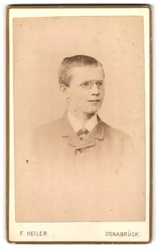 Fotografie F. Heiler, Osnabrück, Grosse Str. 28, Portrait blonder Bube mit Zwicker