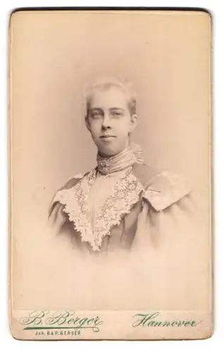 Fotografie B. Berger, Hannover, Schillerstr. 34A, Portrait blonde junge Schönheit mit Stickerei am Kleid