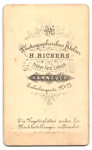 Fotografie H. Richers, Hannover, Calenbergerstr. 23, Portrait junger Mann mit Fliege im Jackett