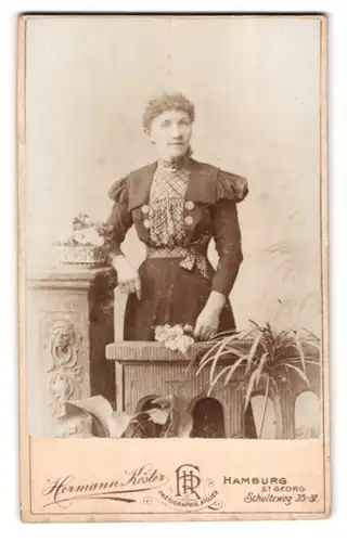 Fotografie Hermann Köster, Hamburg-St. Georg, Schultzweg 35-37, Portrait hübsche Dame steht an einem Geländer