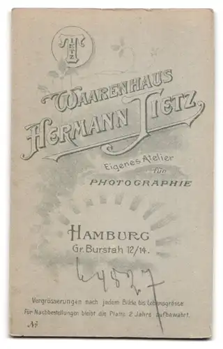 Fotografie Hermann Tietz, Hamburg, Gr. Burstah 12 /14, Portrait blonder junger Mann mit Fliege im Jackett