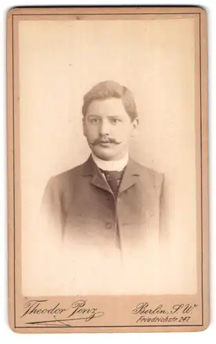 Fotografie Theodor Penz, Berlin, Friedrichstr. 247, Portrait charmanter junger Mann mit Schnurrbart im Jackett