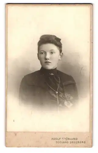 Fotografie Adolf Grönlund, Bad Segeberg, Marktplatz, Portrait dunkelhaarige junge Schönheit mit Brosche am Kleiderkragen