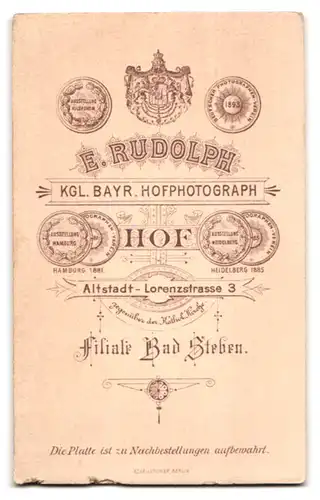 Fotografie E. Rudolph, Hof i. B., Lorenzstr. 3, Portrait blondes Fräulein im prachtvoll gerüschten Kleid