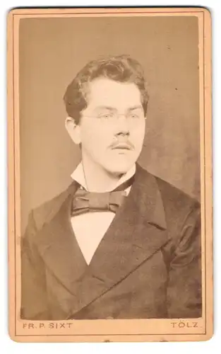 Fotografie Fr. P. Sixt, Bad Tölz, Portrait junger Mann mit Brille und Oberlippenbart