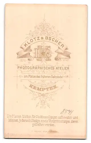 Fotografie Klotz & Bscher, Kempten, Portrait einer elegant gekleiden Frau mit Rüschenkopfschmuck