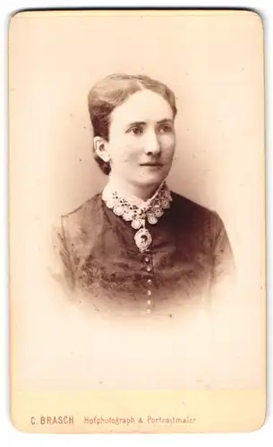 Fotografie C. Brasch, Berlin, Wilhelm-Str. 57-58, Portrait bildschöne junge Frau mit Brosche am Rüschenkragen