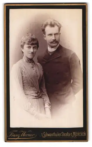 Fotografie Franz Werner, München, Schwanthalerstr. 1, Portrait eines elegant gekleideten jungen Paares