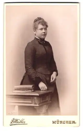 Fotografie F. Müller, München, Amalienstr. 9, Portrait charmante junge Frau im prachtvollen Kleid