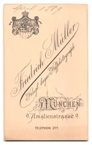 Fotografie F. Müller, München, Amalienstr. 9, Portrait charmante junge Frau im prachtvollen Kleid