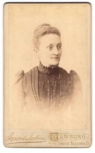Fotografie Ignatz Julius, Hamburg, Grosse Bleichen 31, Portrait charmante Dame mit Halskette