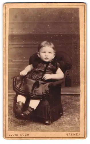 Fotografie Louis Koch, Bremen, Auf der Brake 20, Portrait niedliches kleines Mädchen im hübschen Kleidchen