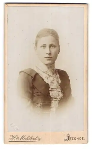 Fotografie H. Mehlert, Itzehoe, Breitestr. 25, Portrait blondes Fräulein in elegant bestickter Bluse