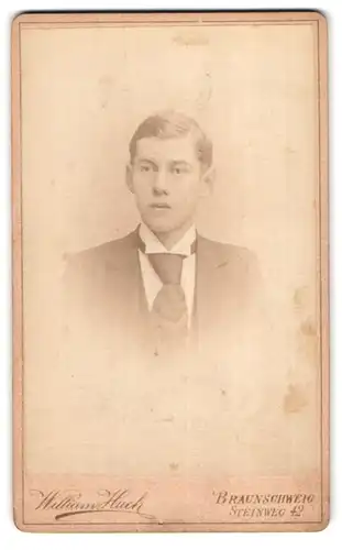 Fotografie William Huch, Braunschweig, Steinweg 42, Portrait junger Mann mit Krawatte im Jackett