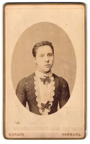 Fotografie H. F. Plate, Hamburg, Gr. Bleichen 46, Portrait bildschönes Fräulein mit Stickerei am Kragen