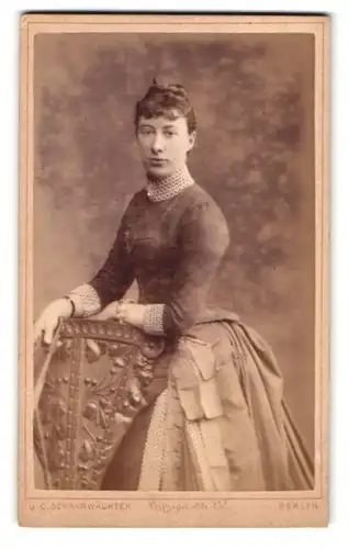 Fotografie J. C. Schaarwächter, Berlin, Leipzigerstr. 130, Portrait brünettes Fräulein im prachtvollen Kleid