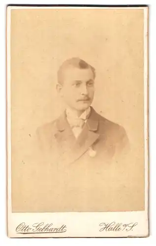 Fotografie Otto Gebhardt, Halle a. S., Grosse Ulrich-Strasse 11, Portrait junger Mann mit Fliege im Jackett