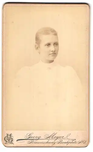 Fotografie Georg Meyer, Braunschweig, Bankplatz 3, Portrait blondes Fräulein im weissen Kleid