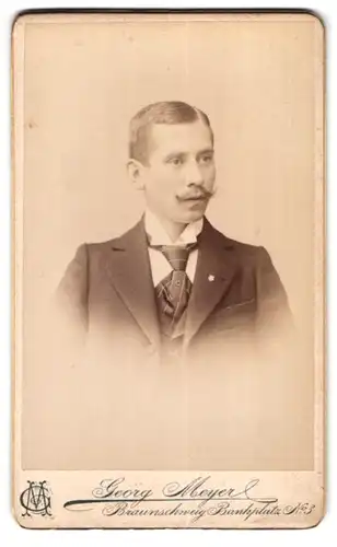 Fotografie Georg Meyer, Braunschweig, Bankplatz 3, Portrait junger Mann mit Schnurrbart im Jackett