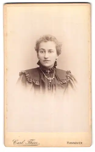 Fotografie Carl Thies, Hannover, Höltystr. 13, Portrait hübsche Dame mit Brosche und Halskette